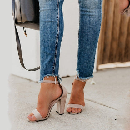Stretch jeans with holes