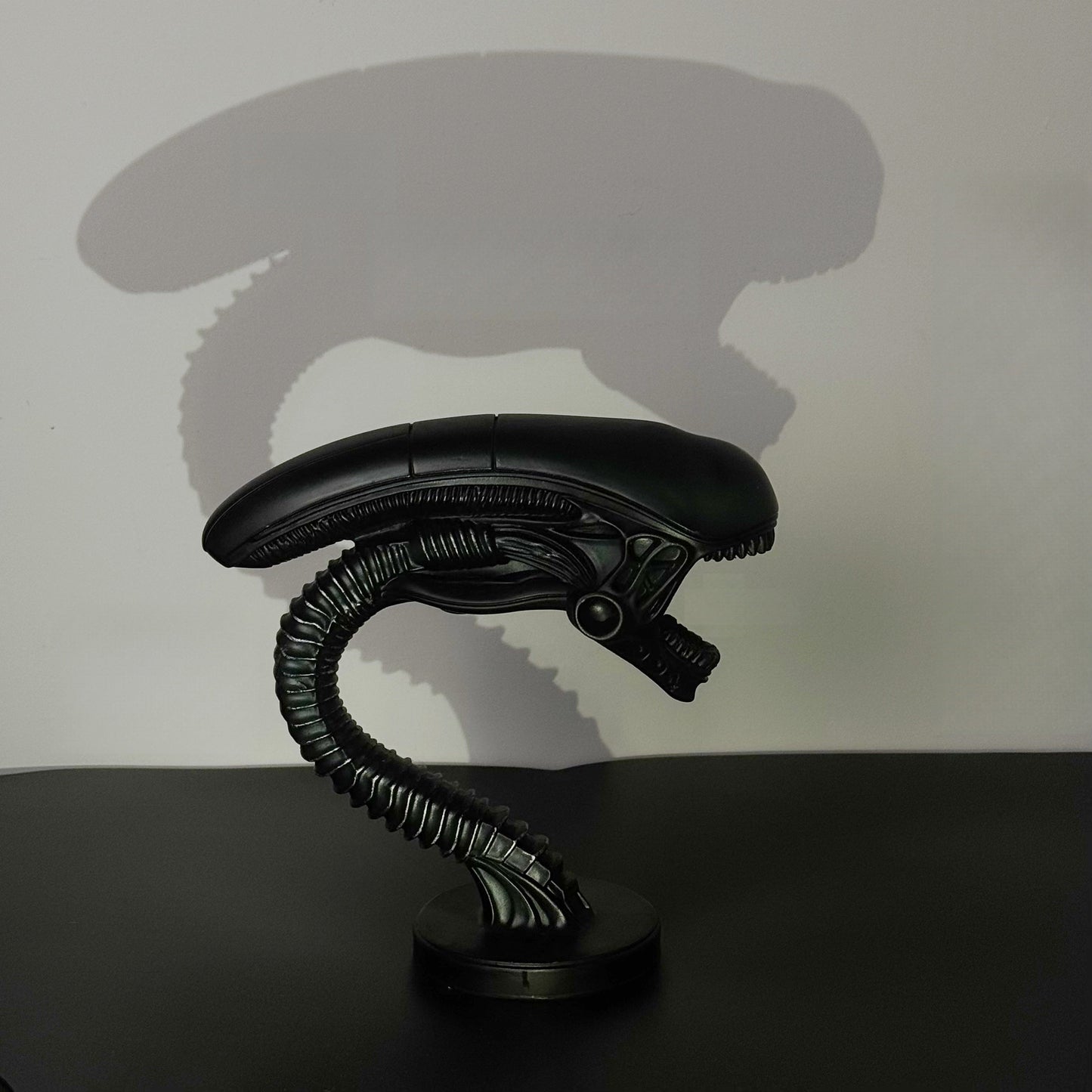 Lampe de bureau USB tête d'extraterrestre – Veilleuse de science-fiction en résine pour chambre, bureau et décoration d'Halloween