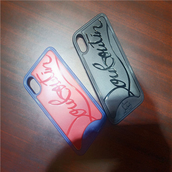 Funda de teléfono con remaches en la parte inferior roja