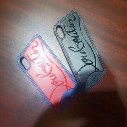 Funda de teléfono con remaches en la parte inferior roja