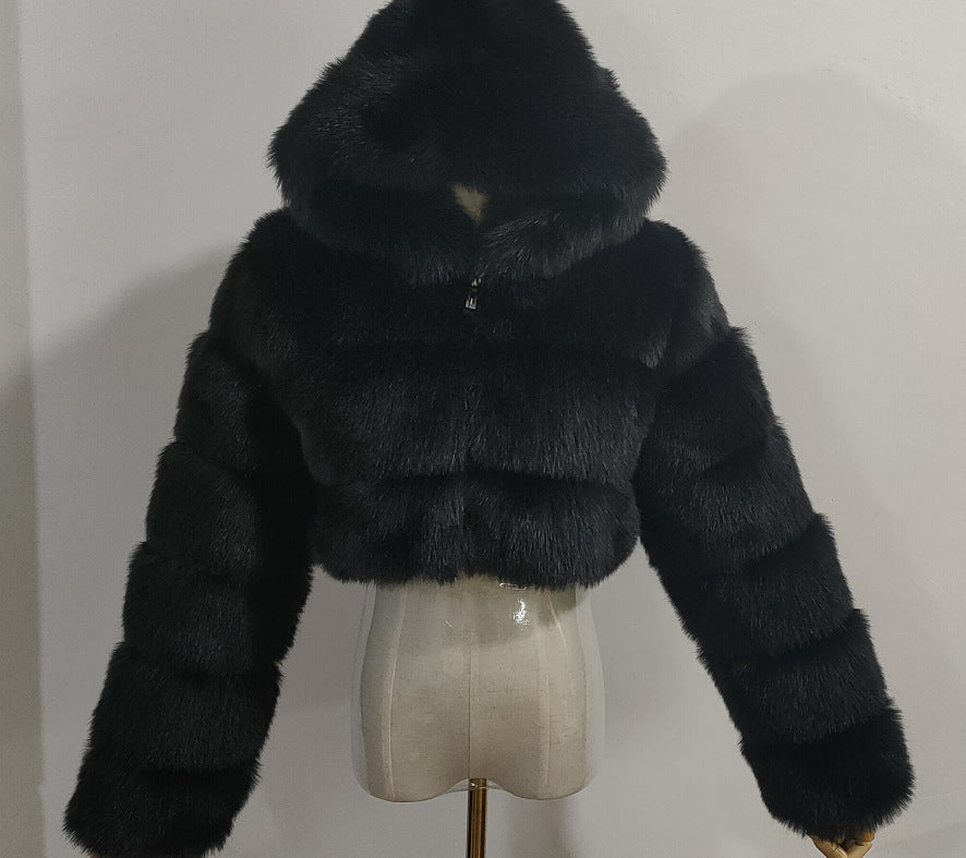 Abrigo largo de mujer con capucha corta de piel de zorro y costuras