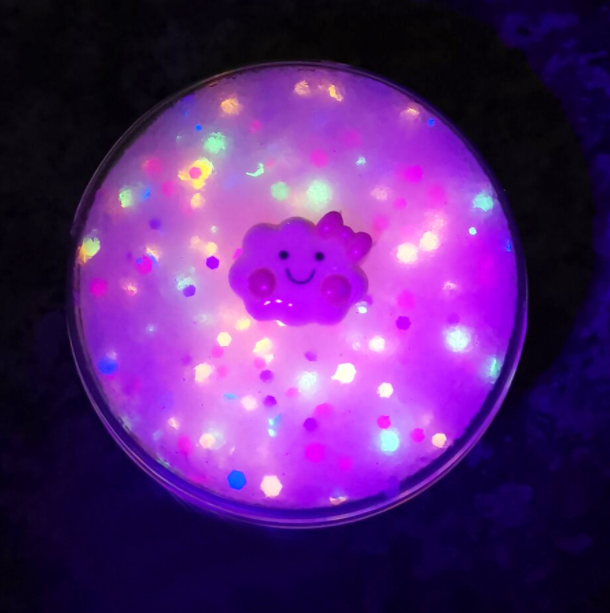 Boue cristalline fluorescente brossée et mince