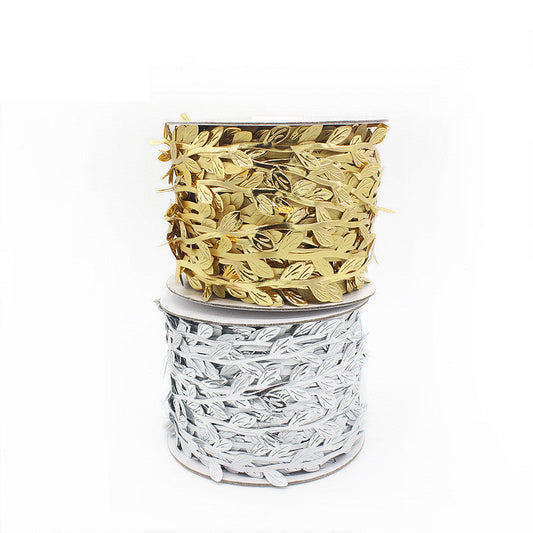 Boîte d'emballage de cadeau de fleurs, avec ceinture de décoration en dentelle et feuille.