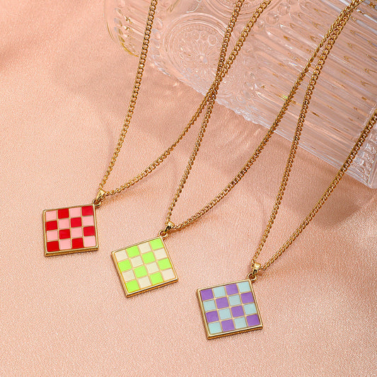 Collier ras-du-cou pour femme avec pendentif carré et motif géométrique