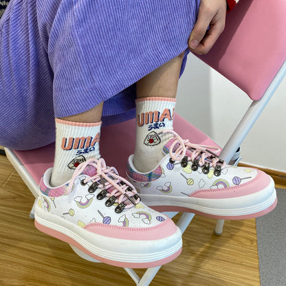 Chaussures blanches à tête ronde avec un cœur de fille à grosse tête arc-en-ciel mignonnes