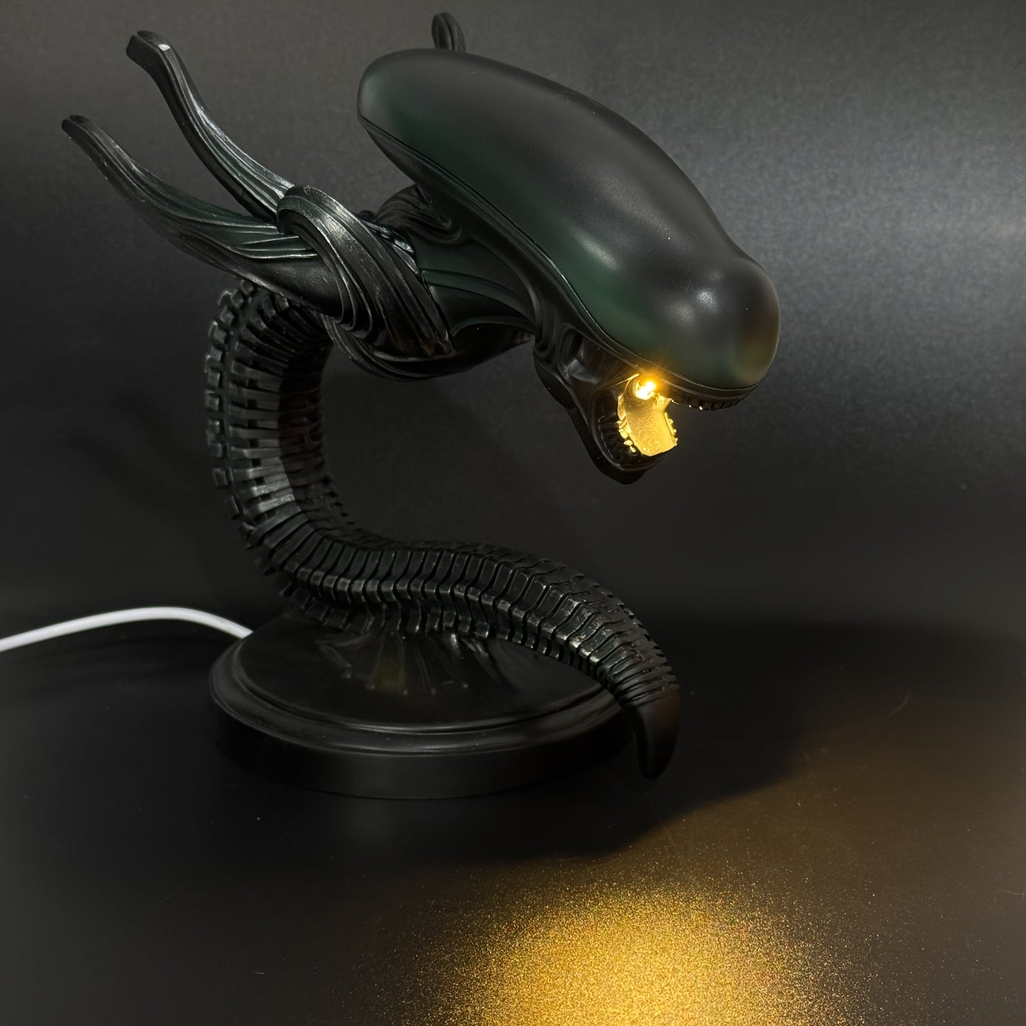 Lampe de bureau USB tête d'extraterrestre – Veilleuse de science-fiction en résine pour chambre, bureau et décoration d'Halloween
