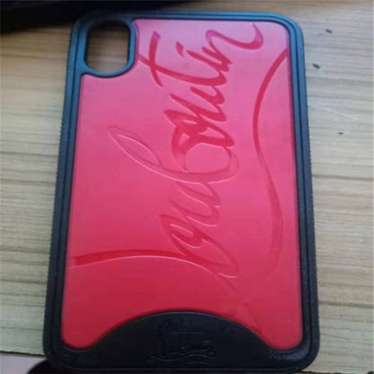 Funda de teléfono con remaches en la parte inferior roja