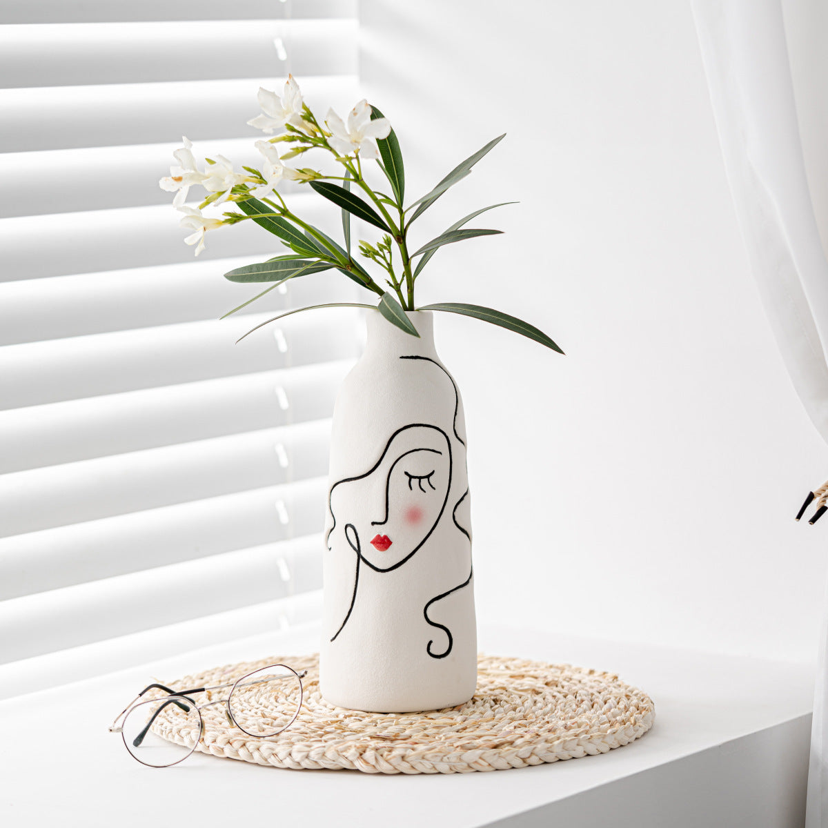 Jarrón de cerámica liso pintado a mano con decoración suave