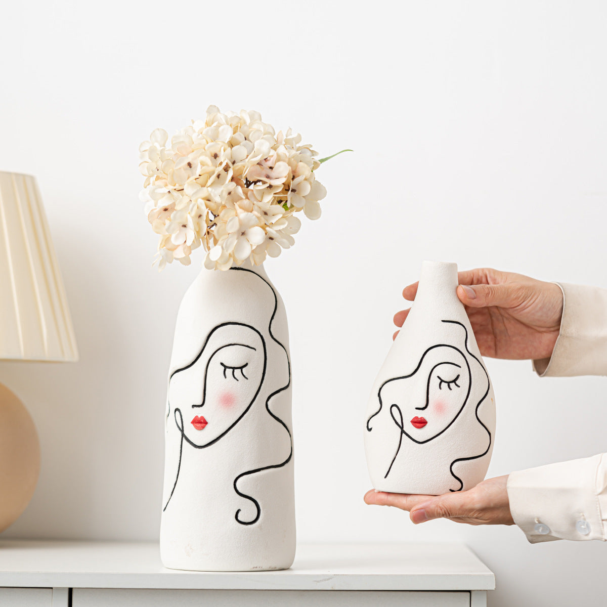 Jarrón de cerámica liso pintado a mano con decoración suave