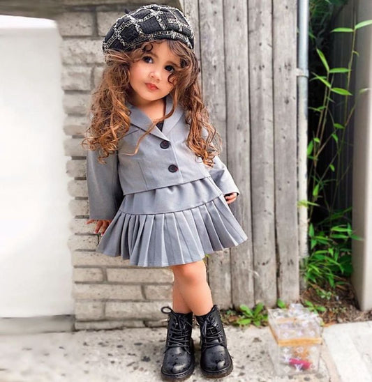 Ensemble 3 pièces : haut boutonné à manches longues et col tailleur, jupe plissée princesse et caraco