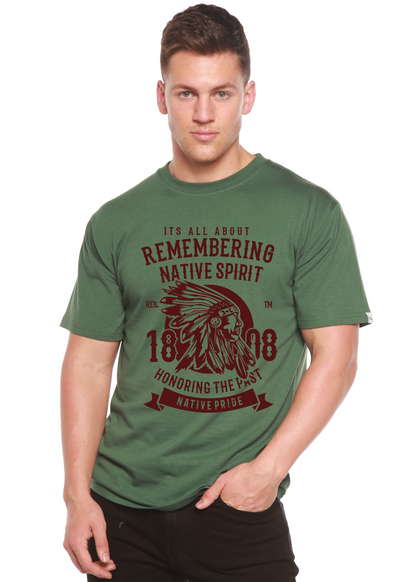 Nous nous souvenons du T-shirt graphique à manches courtes en viscose de bambou et coton biologique pour homme Spun Bamboo®