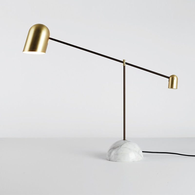 Lámpara de mesa de hotel, modelo de metal y mármol simple