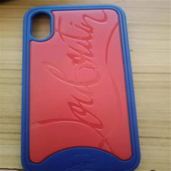 Funda de teléfono con remaches en la parte inferior roja