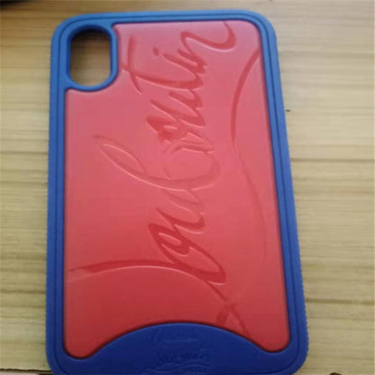 Funda de teléfono con remaches en la parte inferior roja