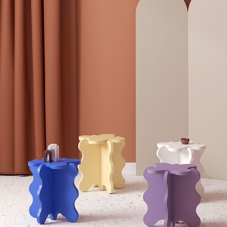 Table pétale ondulée de dessin animé de couleur crème