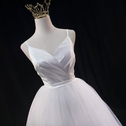 Robe de mariée légère, coupe slim et bretelles tendance, pour la photographie de voyage.