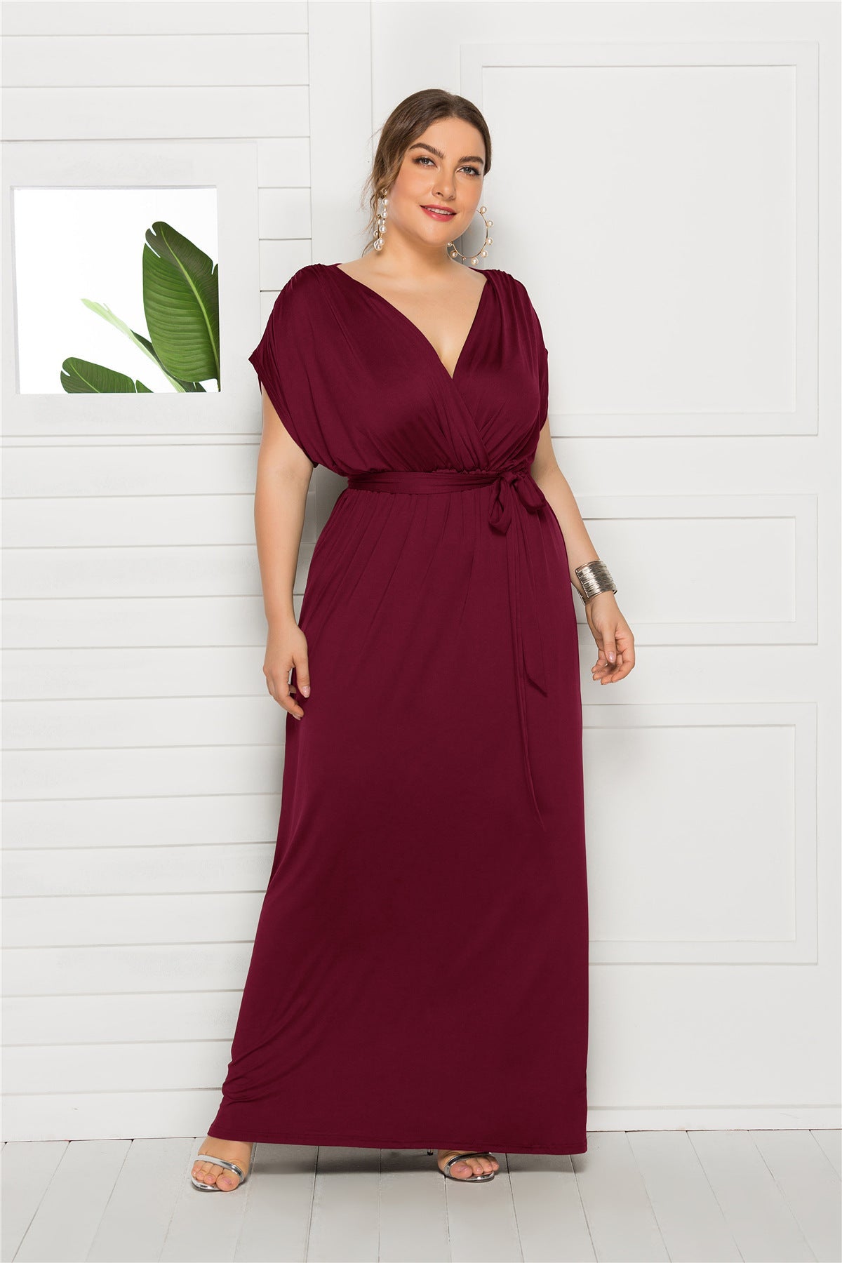 Vestido suelto de talla grande de color liso con cuello en V