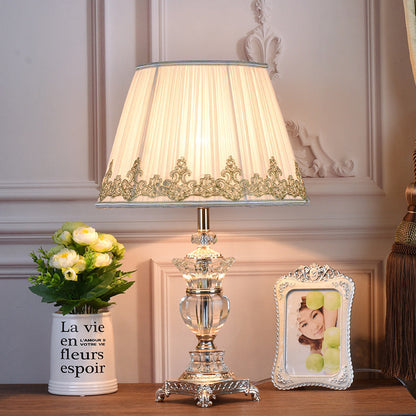 Lampe de table en cristal dimmable, idéale pour la chambre à coucher ou la table de chevet.