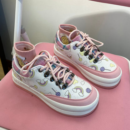 Chaussures blanches à tête ronde avec un cœur de fille à grosse tête arc-en-ciel mignonnes