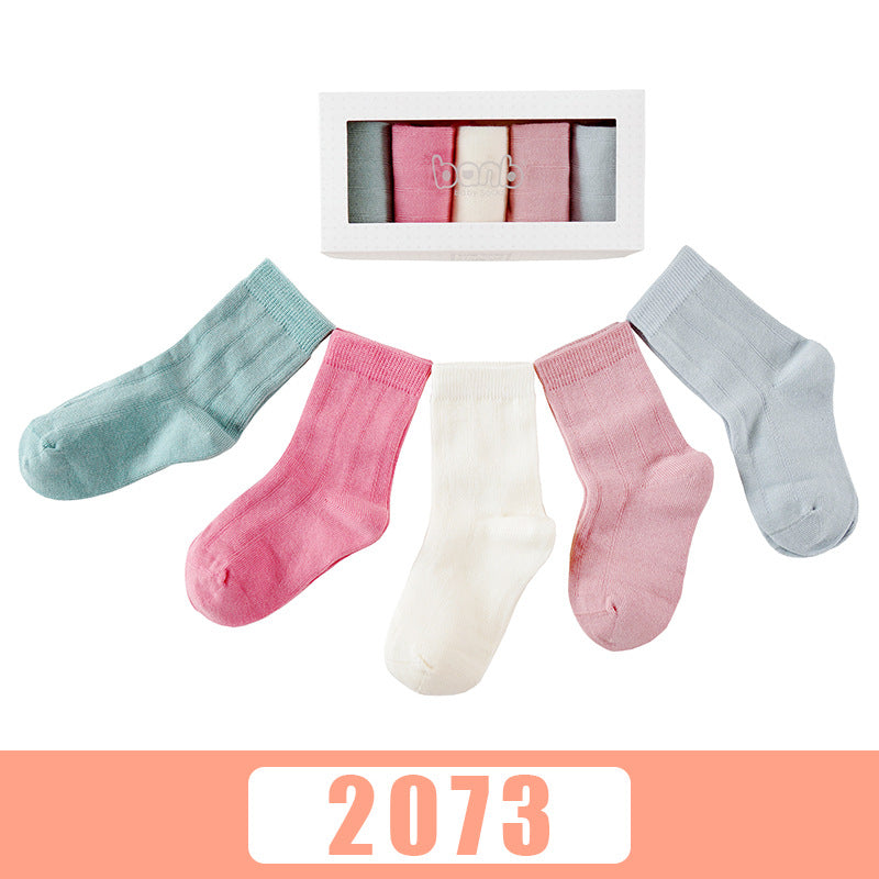 Cinq paires de chaussettes respirantes pour bébé à motif de dessins animés, pour l'automne et l'hiver.