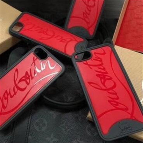 Funda de teléfono con remaches en la parte inferior roja
