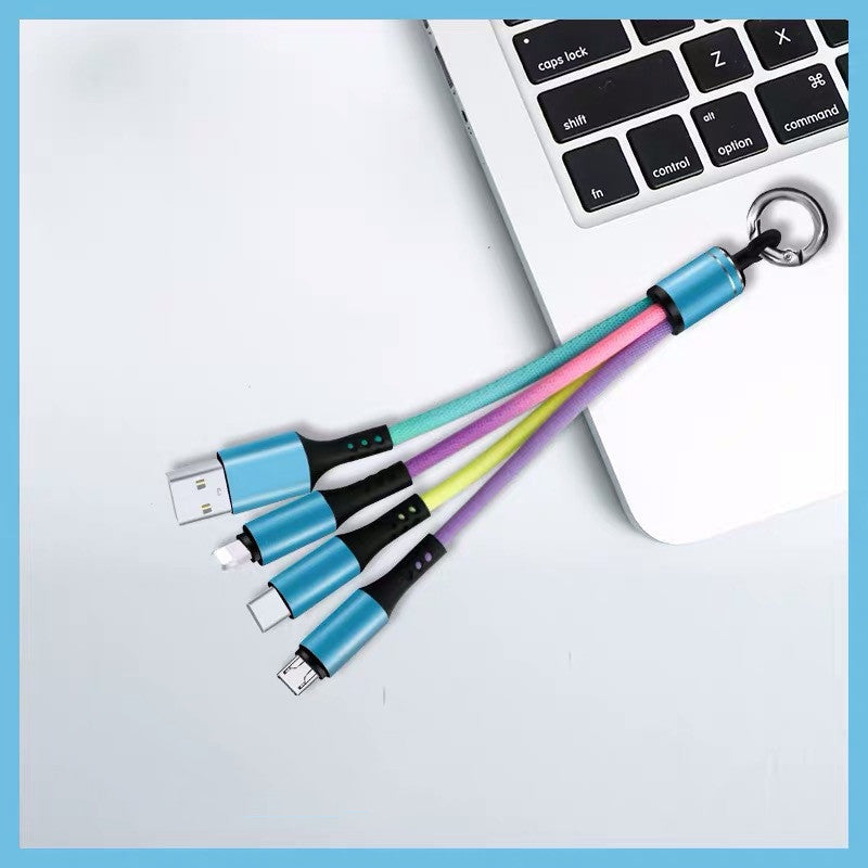 Tresser un câble de données trois en un pour Android avec trois câbles de données USB.