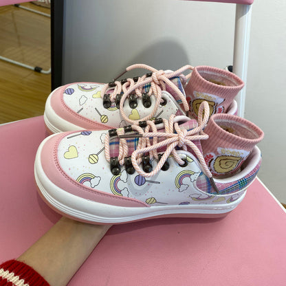 Chaussures blanches à tête ronde avec un cœur de fille à grosse tête arc-en-ciel mignonnes