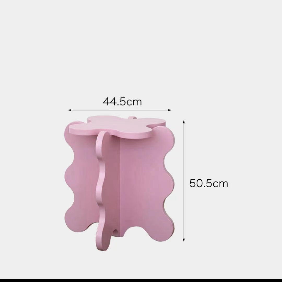 Table pétale ondulée de dessin animé de couleur crème
