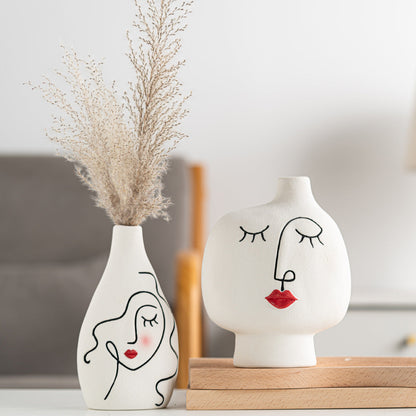 Jarrón de cerámica liso pintado a mano con decoración suave