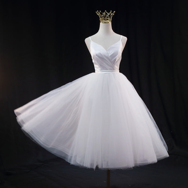Robe de mariée légère, coupe slim et bretelles tendance, pour la photographie de voyage.