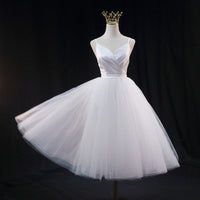 Robe de mariée légère, coupe slim et bretelles tendance, pour la photographie de voyage.