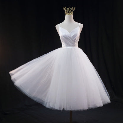 Robe de mariée légère, coupe slim et bretelles tendance, pour la photographie de voyage.