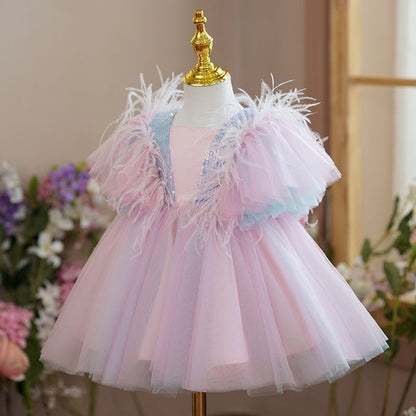 Robe de princesse à la mode pour filles avec parapluie.