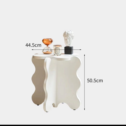 Table pétale ondulée de dessin animé de couleur crème