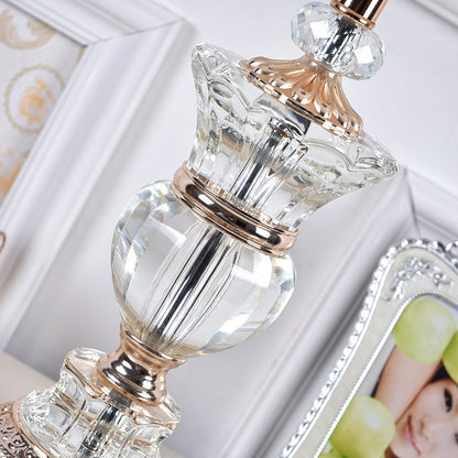 Lampe de table en cristal dimmable, idéale pour la chambre à coucher ou la table de chevet.