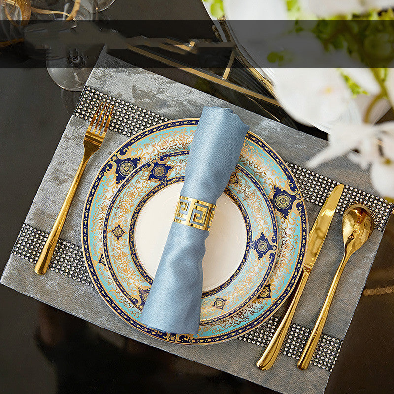 Couteau à steak Fourchette Cuillère Assiette Vaisselle Ensemble complet de trois verres à vin pour usage domestique