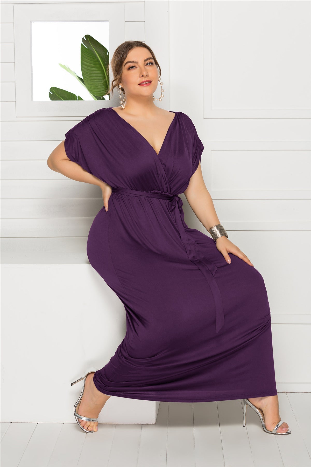 Vestido suelto de talla grande de color liso con cuello en V