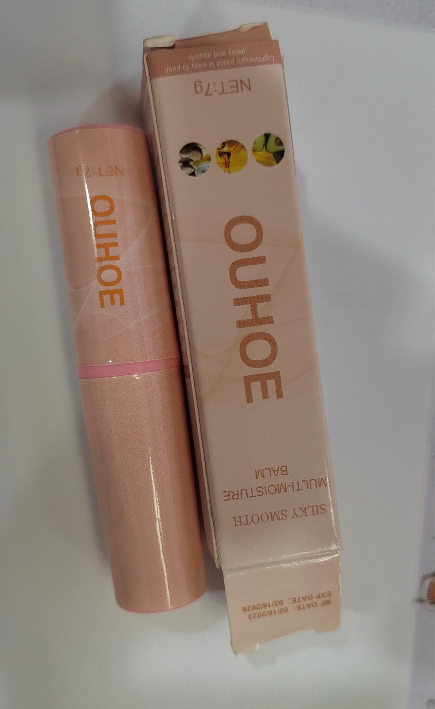 Hydrate la peau, atténue les ridules du visage et du cou, résiste aux rides et éclaircit le teint.