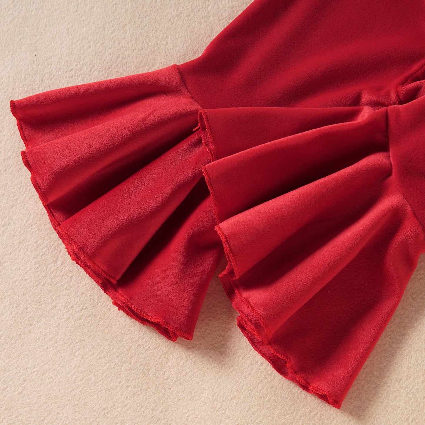 Ensemble deux pièces Saint-Valentin pour bébé : haut blanc imprimé amour et pantalon évasé
