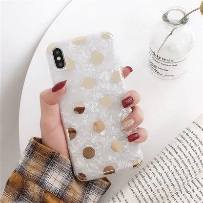 Funda de teléfono con estampado de conchas y puntos para broncear