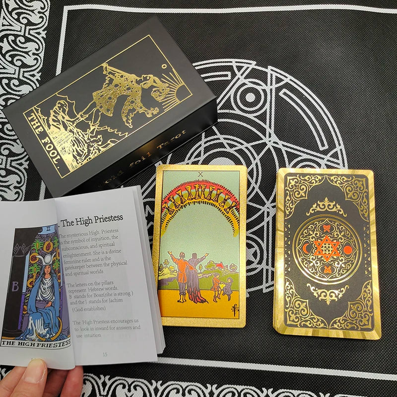 Le nouveau jeu de société de Tarot "The New Knight Laser Gold Foil" – Cartes de divination luxueuses en PVC, imperméables et résistantes à l'usure, avec marquage à chaud.