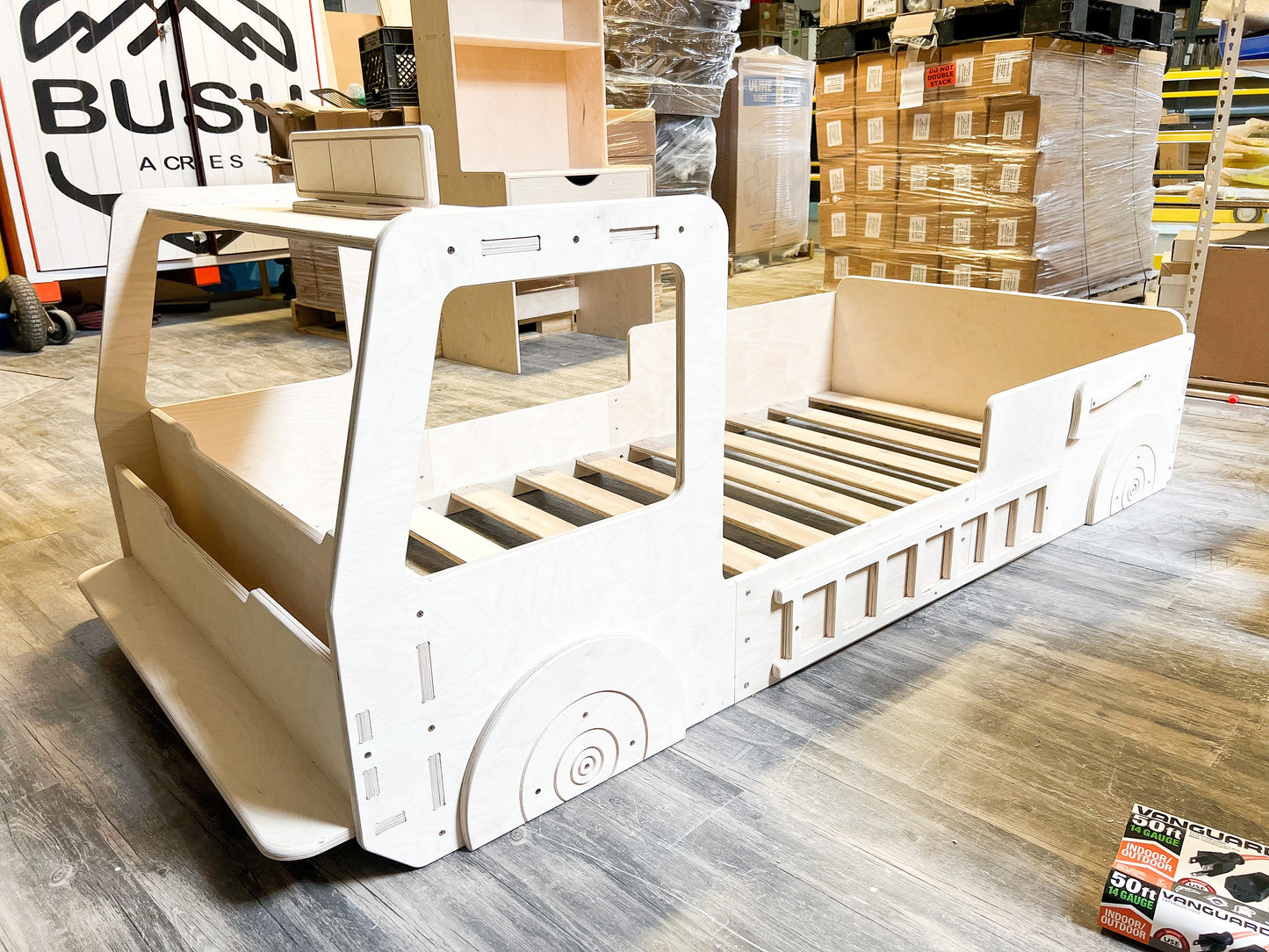 Cama con forma de camión de bomberos 5 Alarm – Estructura de cama infantil de madera | Bush Acres
