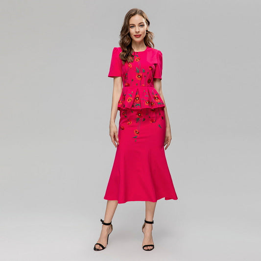 Robe ajustée à la taille ornée de broderies florales exquises en forme de parapluie