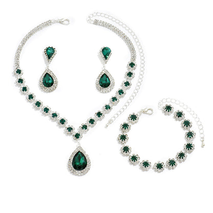 Ensemble trois pièces de bijoux fantaisie, de bijoux de mariée, comprenant un collier, des boucles d'oreilles et un bracelet