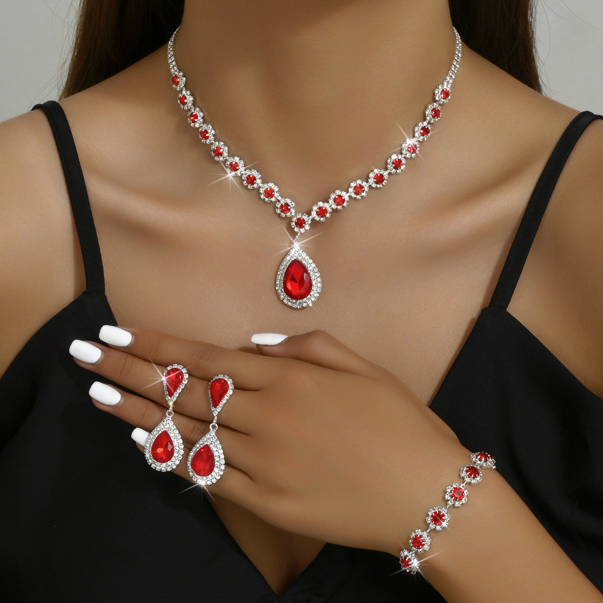 Ensemble trois pièces de bijoux fantaisie, de bijoux de mariée, comprenant un collier, des boucles d'oreilles et un bracelet