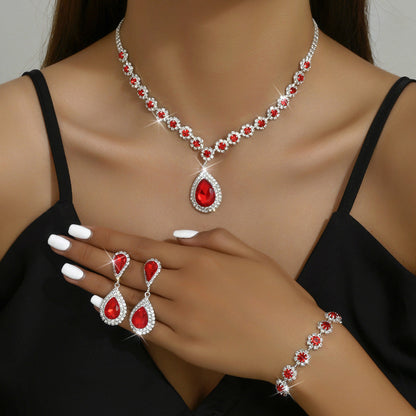 Ensemble trois pièces de bijoux fantaisie, de bijoux de mariée, comprenant un collier, des boucles d'oreilles et un bracelet