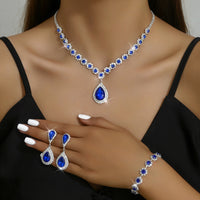 Ensemble trois pièces de bijoux fantaisie, de bijoux de mariée, comprenant un collier, des boucles d'oreilles et un bracelet