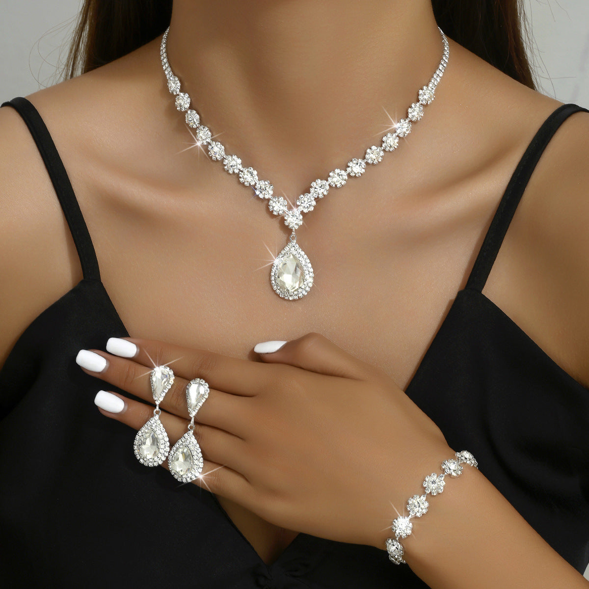 Ensemble trois pièces de bijoux fantaisie, de bijoux de mariée, comprenant un collier, des boucles d'oreilles et un bracelet