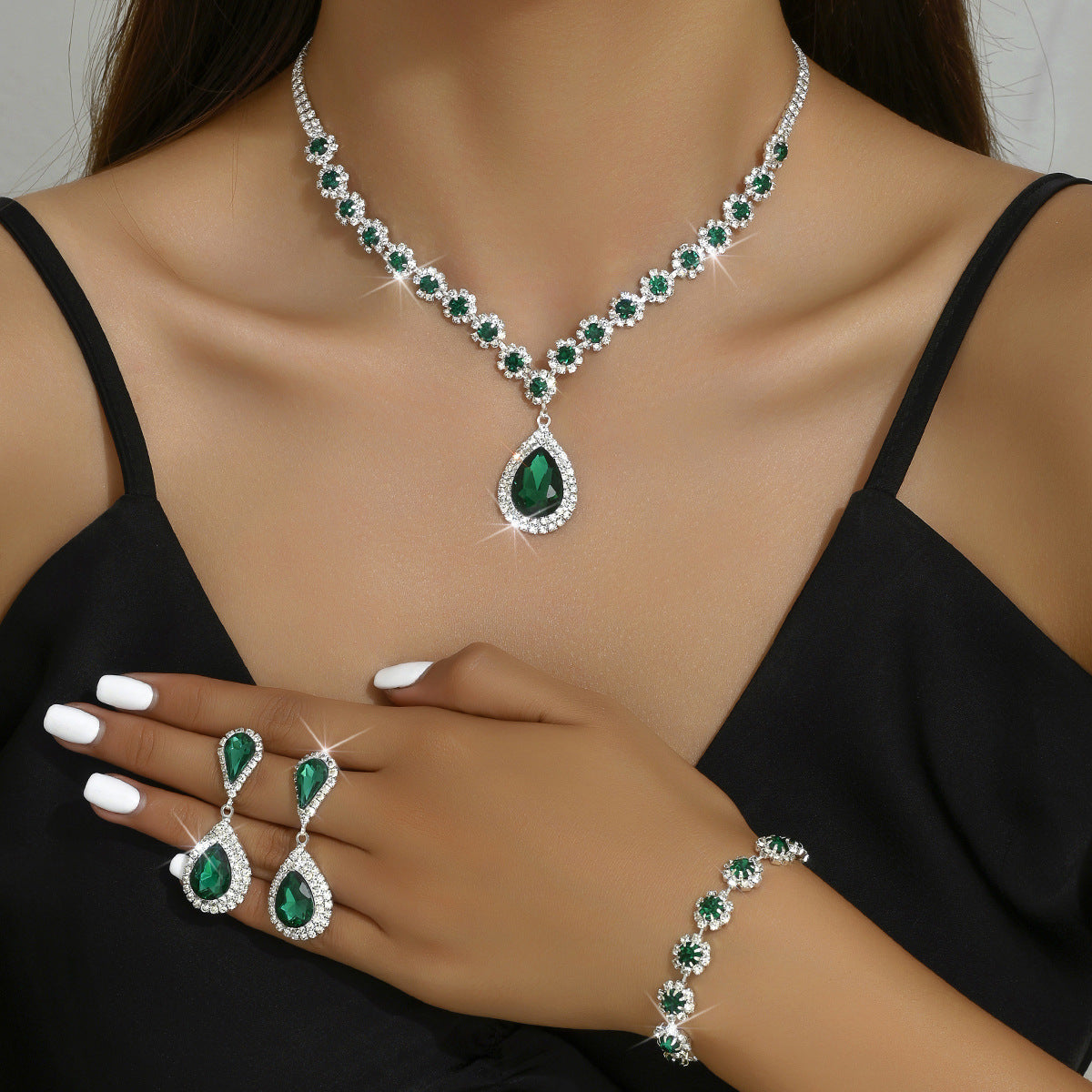 Ensemble trois pièces de bijoux fantaisie, de bijoux de mariée, comprenant un collier, des boucles d'oreilles et un bracelet