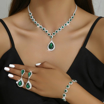 Ensemble trois pièces de bijoux fantaisie, de bijoux de mariée, comprenant un collier, des boucles d'oreilles et un bracelet
